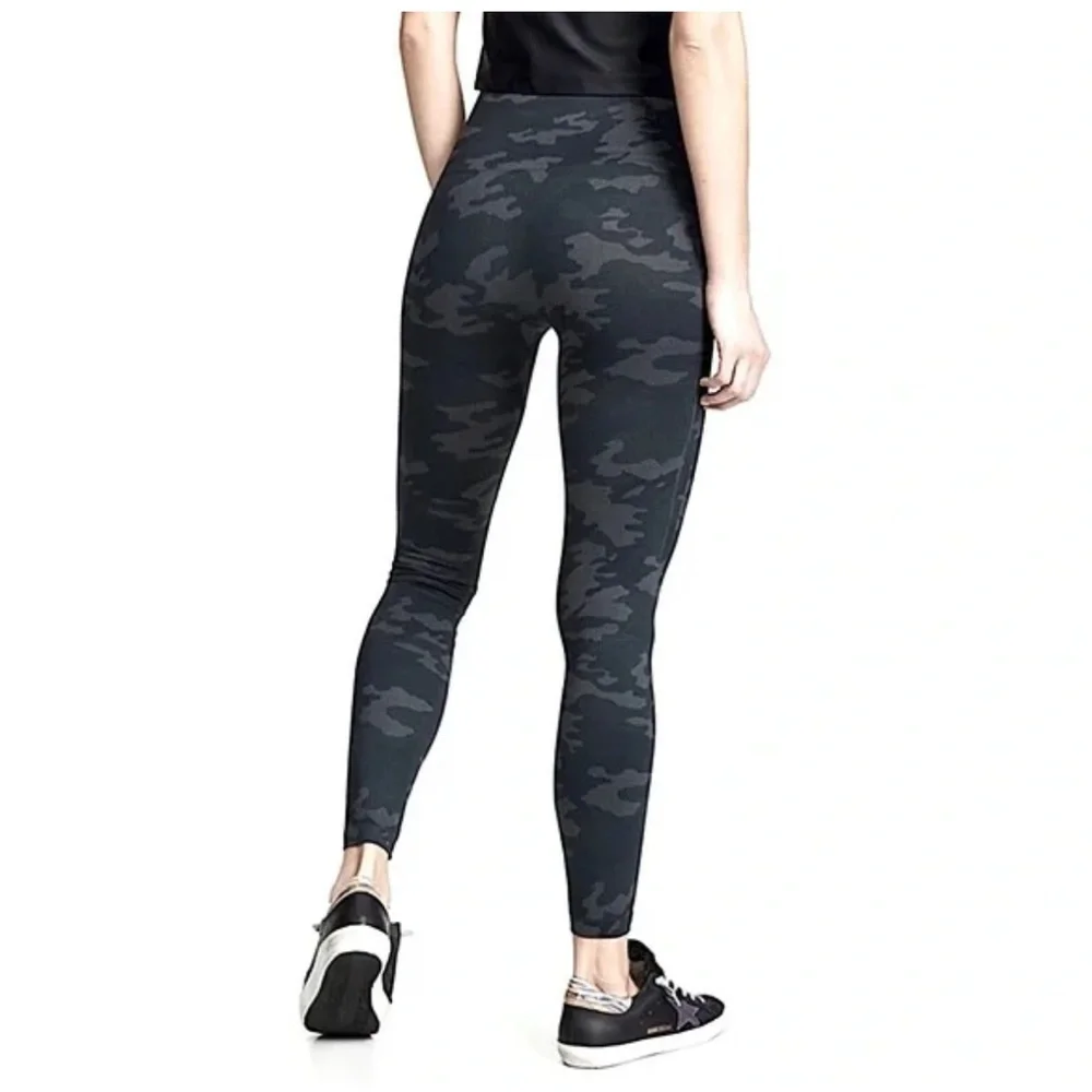 Spanx Medium Leggings Look at Me Now in Black Camo - Picture 3 of 9